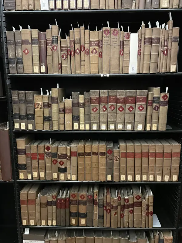 Estante com livros jurídicos antigos